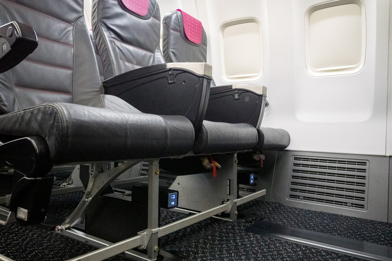 普通席にもUSB電源（3席につきType-A×2、Type-C×2）を搭載。最前列は足下手前、2列目以降は前席の足下に備えている