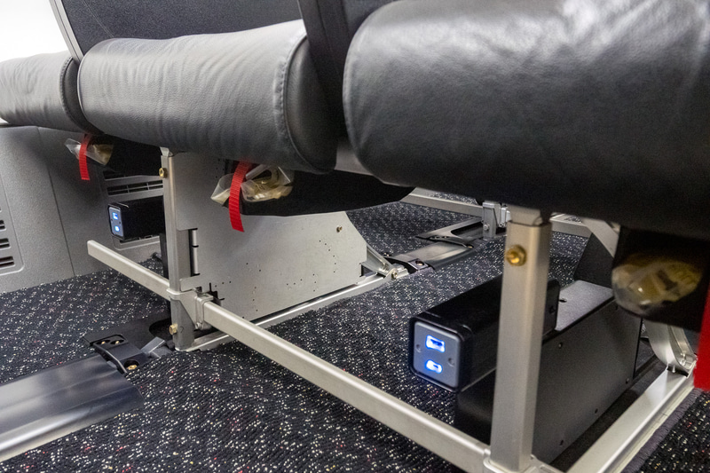 普通席にもUSB電源（3席につきType-A×2、Type-C×2）を搭載。最前列は足下手前、2列目以降は前席の足下に備えている