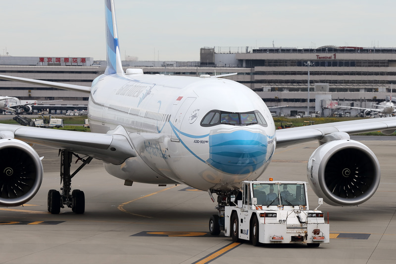 マスクのイラストが描かれたガルーダ・インドネシア航空のエアバス A330-900neo型機