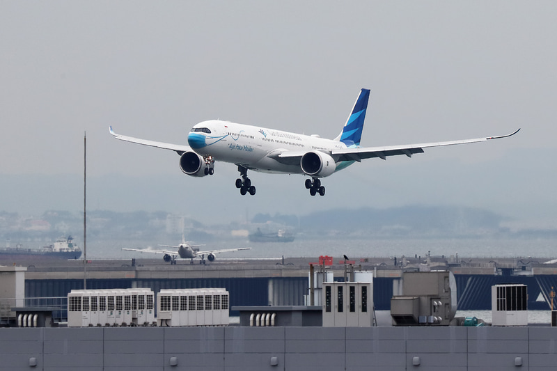 羽田空港に到着するガルーダ・インドネシア航空のGA874便、エアバス A330-900neo。流麗なシャークレットを備えた幅64mの広い翼が美しい