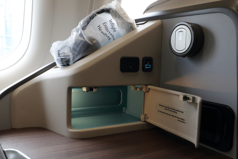 ビジネスクラスのシートまわり