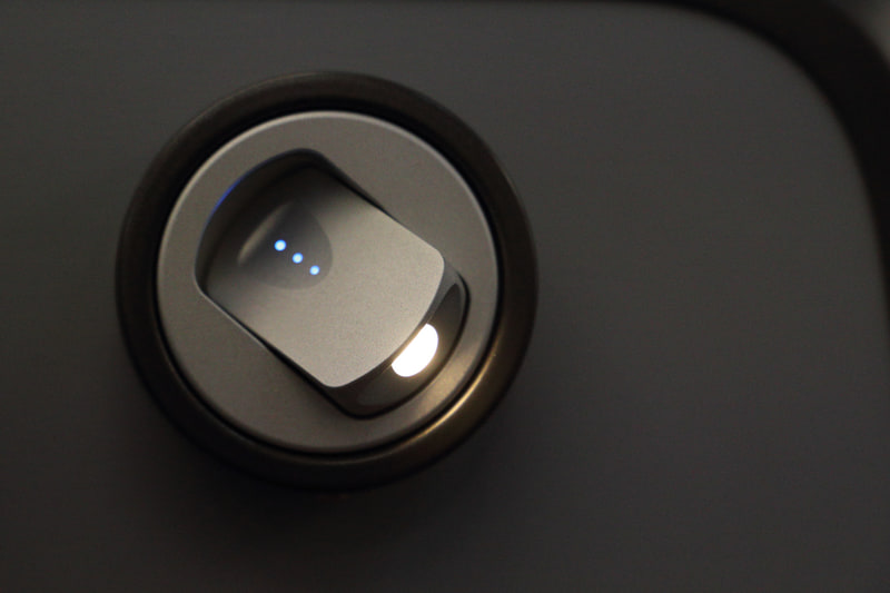 充電可能なUSBポートは小物入れの上部とシート下部の2か所。110Vのコンセントはシート下部にあり日本で使われているプラグも使用可能。画面の操作はタッチパネルのほかスマホのようなコントローラで操作ができ、こちらも日本語に対応する