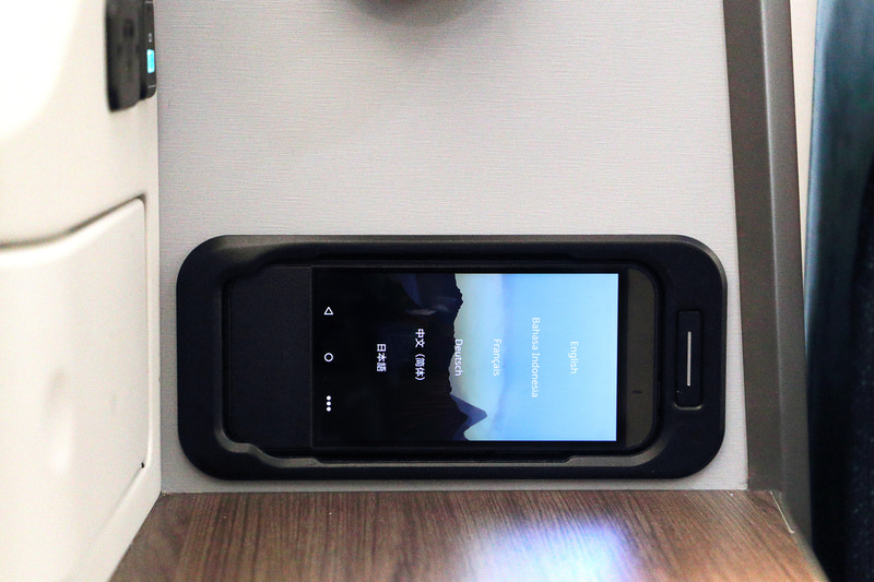 充電可能なUSBポートは小物入れの上部とシート下部の2か所。110Vのコンセントはシート下部にあり日本で使われているプラグも使用可能。画面の操作はタッチパネルのほかスマホのようなコントローラで操作ができ、こちらも日本語に対応する