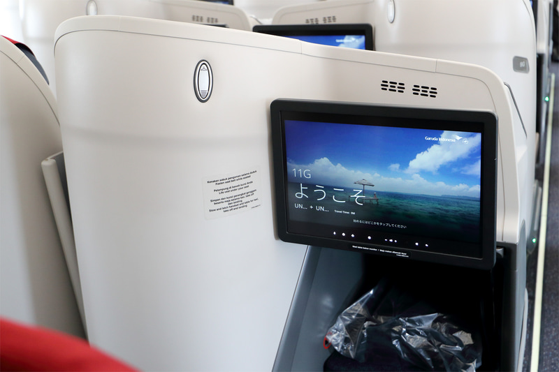 ビジネスクラスはタッチパネルの性能も上がった17インチモニターを備える。またカラフルな照明のシステムは同社のエアバス機初の装備