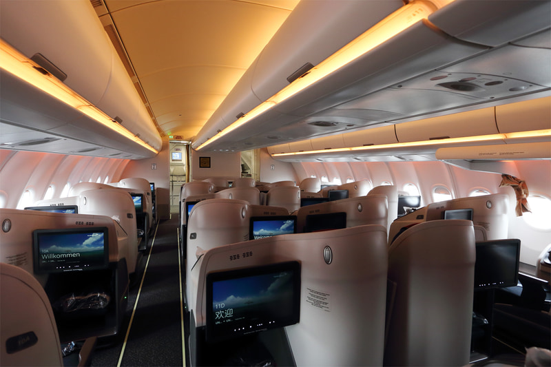 ビジネスクラスはタッチパネルの性能も上がった17インチモニターを備える。またカラフルな照明のシステムは同社のエアバス機初の装備