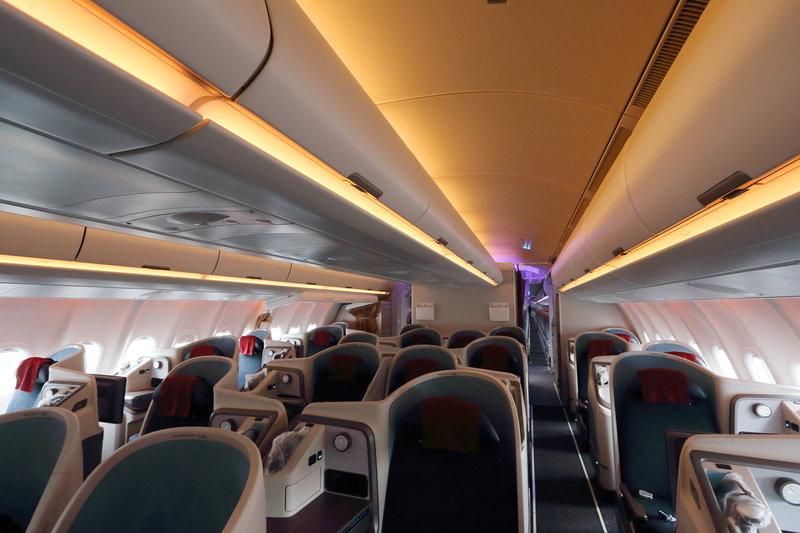 ビジネスクラスはタッチパネルの性能も上がった17インチモニターを備える。またカラフルな照明のシステムは同社のエアバス機初の装備