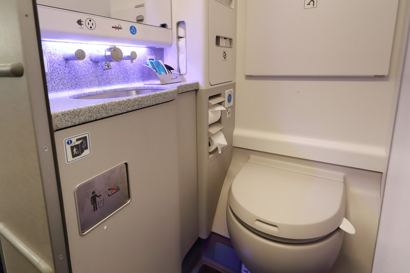 ふた、便座ともにつまみがついたトイレ