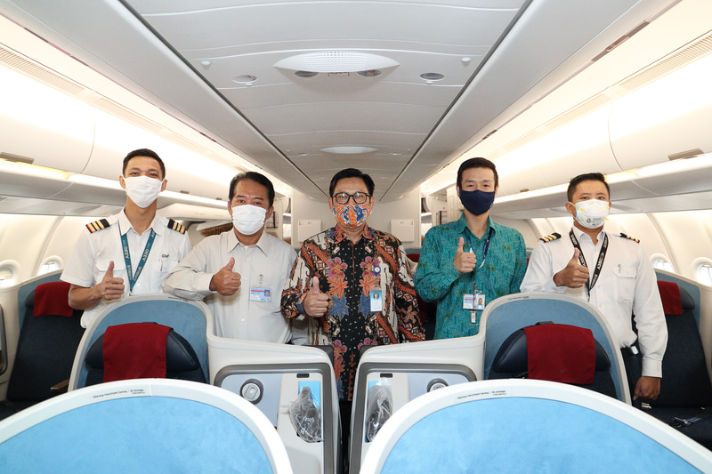 ガルーダ・インドネシア航空 日本・韓国・アメリカ地区総代表 ソニー・シャフラン氏（中央）と同 東京国際・成田国際空港所長 スパルジョ・アディ・スラトノ氏（左から2番目）、同社職員と