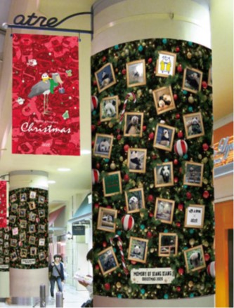 2階吹き抜けや柱巻きなどにも写真を飾る