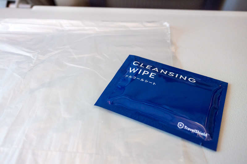 搭乗直後に除菌シートの配布。ゴミ捨て用のビニール袋も提供される