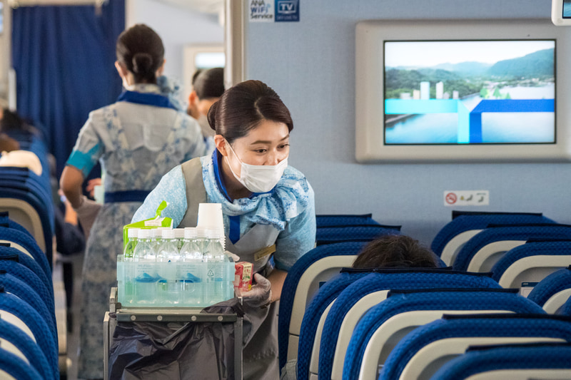 飲み物は蓋付きの紙コップで提供。子供には紙パックのリンゴジュースも提供している