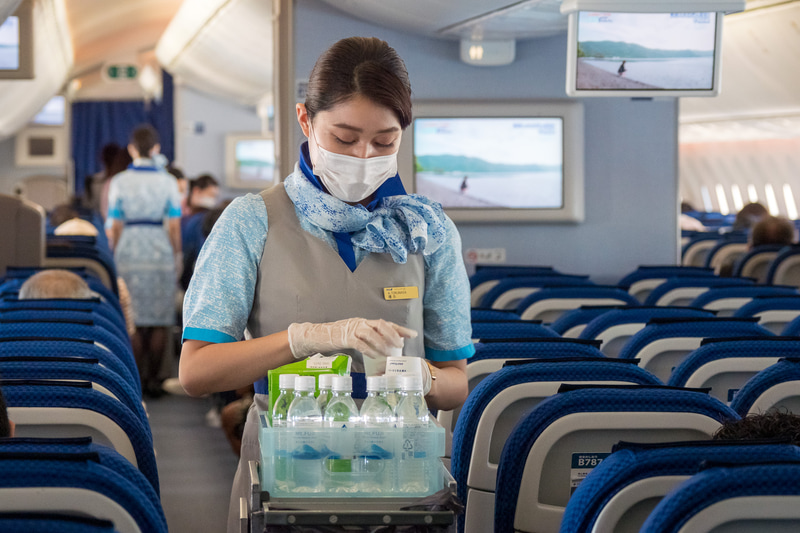 飲み物は蓋付きの紙コップで提供。子供には紙パックのリンゴジュースも提供している