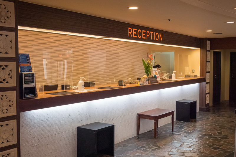 ホテルのレセプションやラウンジのバーカウンターなど、対面する場所にはアクリルパネルを設置