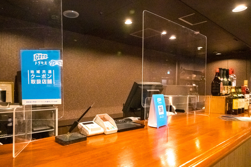 ホテルのレセプションやラウンジのバーカウンターなど、対面する場所にはアクリルパネルを設置