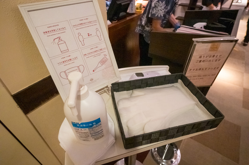 レストラン「サンピア」。ビュッフェ形式での提供となり、マスク着用や消毒に加えて、料理を取る際には手袋着用も求めている