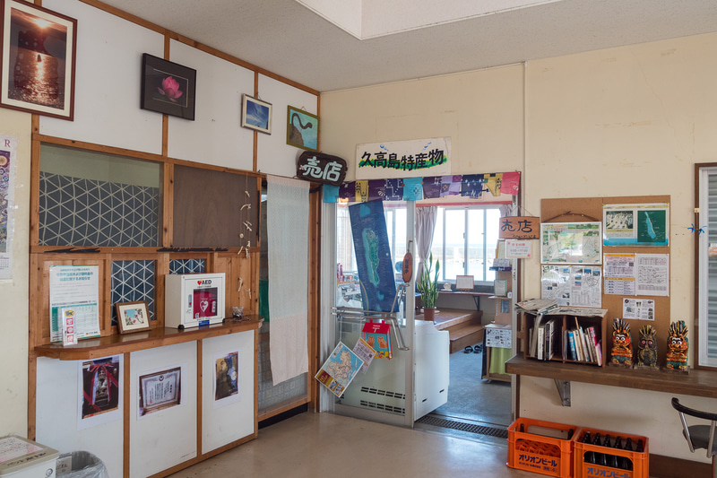 チケット売り場や待合所のほか、お土産物屋さんもある安座真港のターミナル施設。子供たちによる新型コロナへの注意喚起のポスターを掲示している