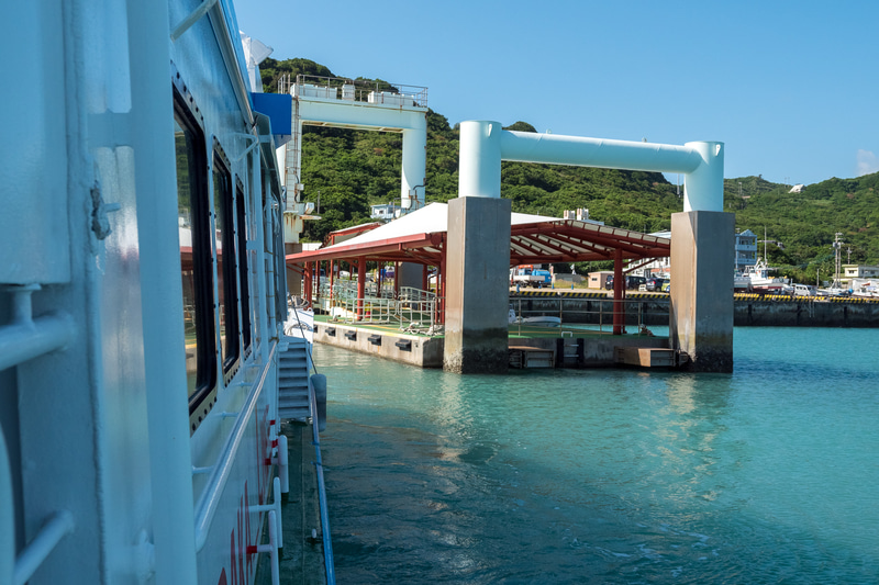 安座真港を出発して久高島へ。短いながらも船旅を楽しめる。海から見る本島も必見だ