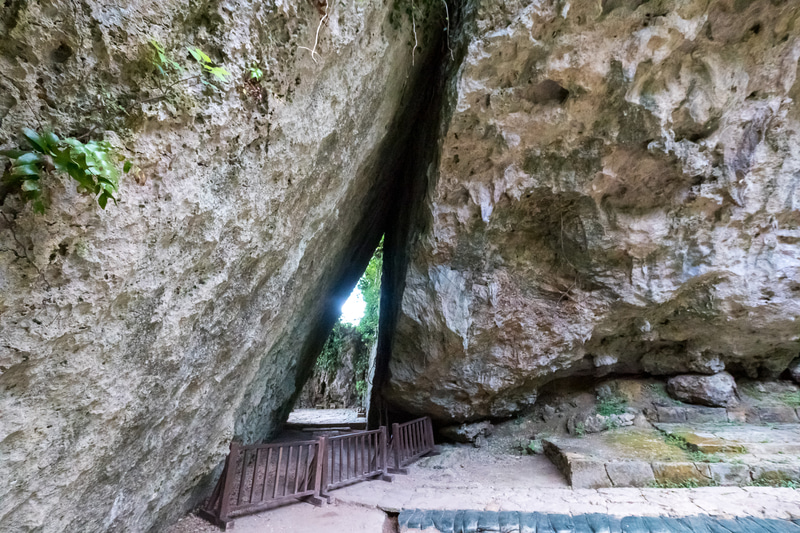 巨岩が生み出した三角形のすき間を抜けた先が「三庫理（さんぐーい）」。現在は立ち入りが制限されている