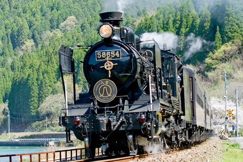 JR九州、「SL鬼滅の刃」運行開始。無限列車が無事に博多駅へ到着