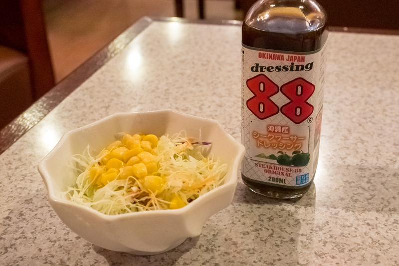 サラダはオリジナルのシークヮーサードレッシングで