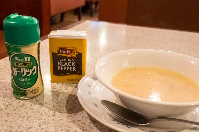 スープはそのままでも美味しいがガーリックやブラックペッパーでの味変もお勧め