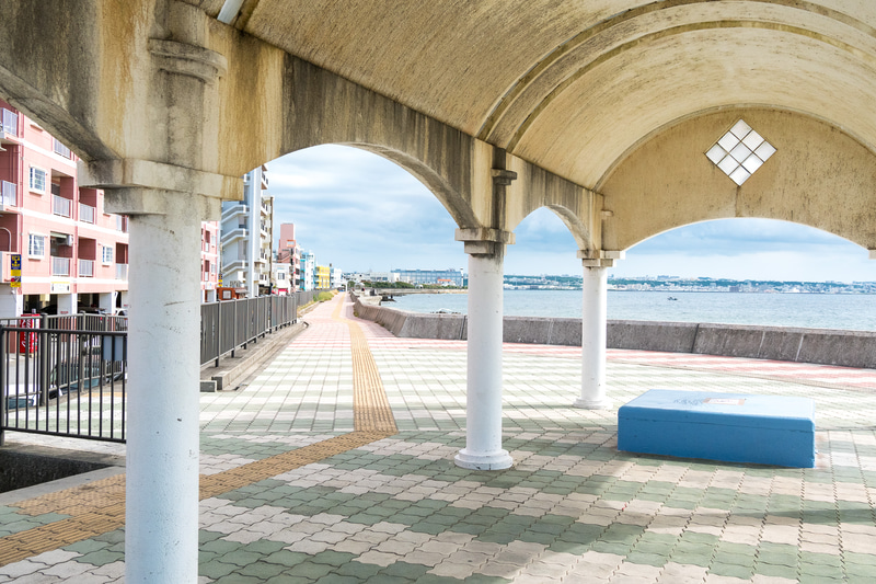 北谷の海岸に沿って整備されている遊歩道。写真の場所は砂辺馬場公園近くで、時折、嘉手納基地に着陸する飛行機も上空を通過する