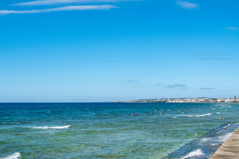 北谷の海岸に沿って整備されている遊歩道。写真の場所は砂辺馬場公園近くで、時折、嘉手納基地に着陸する飛行機も上空を通過する