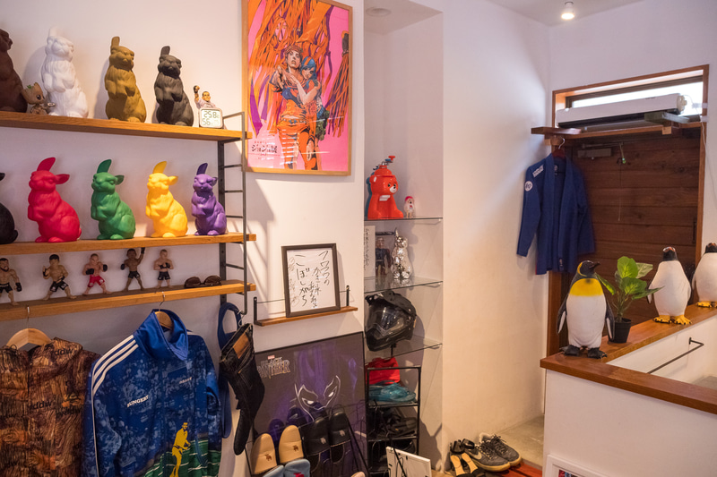 自宅に帰ってきたかのような落ち着いた雰囲気の店内だが、装飾品やメニューは個性があふれまくっている