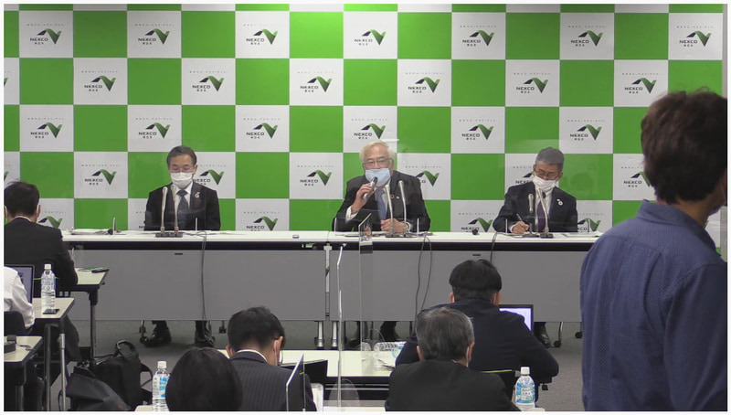 10月28日の定例会見で地表面陥没について説明する東日本高速道路株式会社 代表取締役社長 小畠徹氏（中央）ら