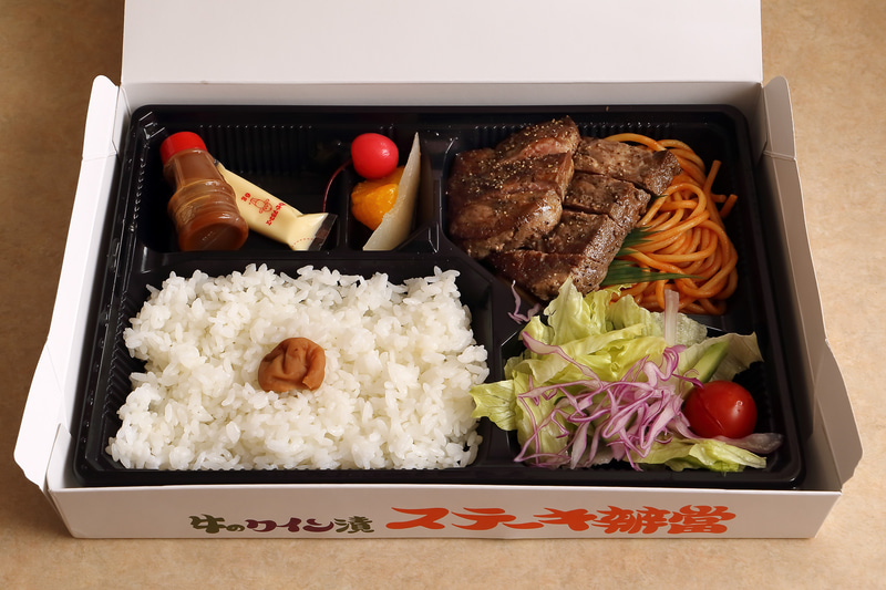 付け合わせはシンプルで主役はあくまでステーキ。オリジナルの手作りデミグラスソースでいただきます