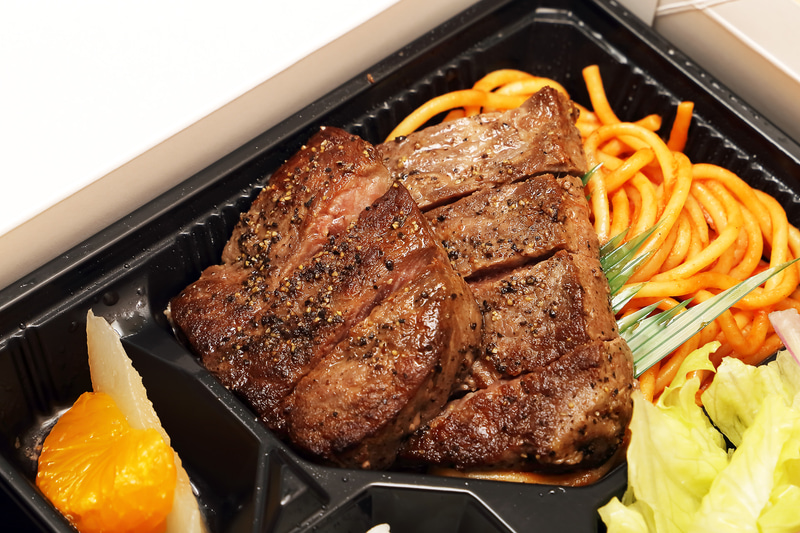 付け合わせはシンプルで主役はあくまでステーキ。オリジナルの手作りデミグラスソースでいただきます