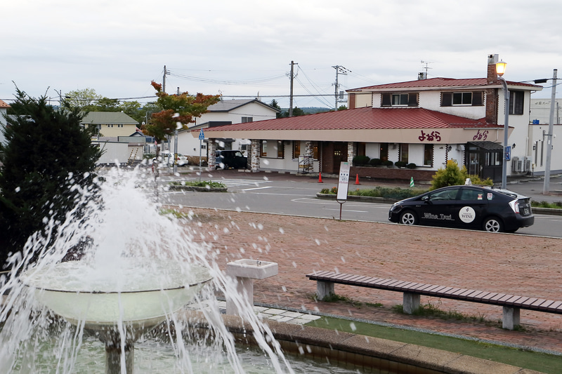 駅から見る「レストランよねくら」。ワインの町池田町らしくタクシーはワインタクシーと名付けられています。噴水はちょっぴりカクテルグラス風ですが夜になると赤くライトアップされ、まるで赤ワインのようになります