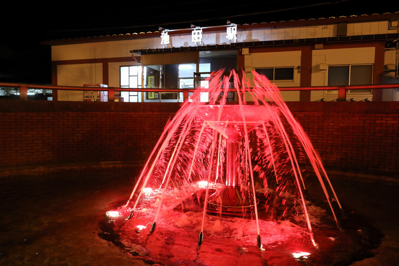 駅から見る「レストランよねくら」。ワインの町池田町らしくタクシーはワインタクシーと名付けられています。噴水はちょっぴりカクテルグラス風ですが夜になると赤くライトアップされ、まるで赤ワインのようになります