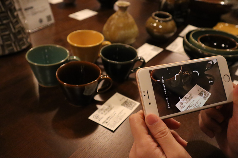 作品紹介にあるQRコードを読み取ると、特設サイトの購入ページにアクセスできる