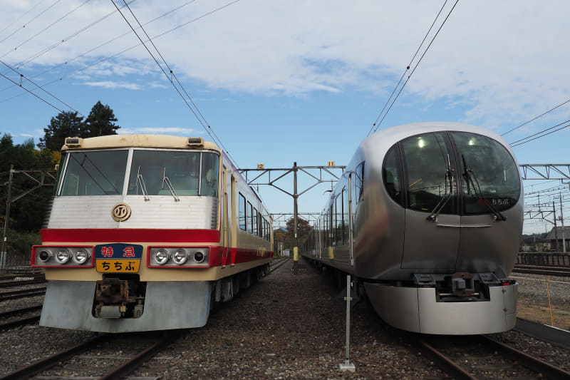 西武鉄道の初代特急車両「5000系レッドアロー」（左）と最新の特急車両「001系Laview」
