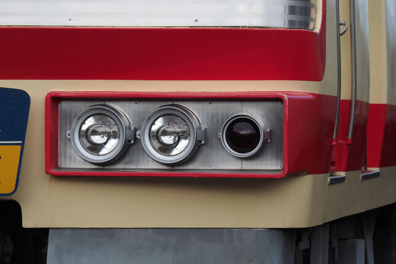 前照灯。左は5000系レッドアロー、右が001系Laview