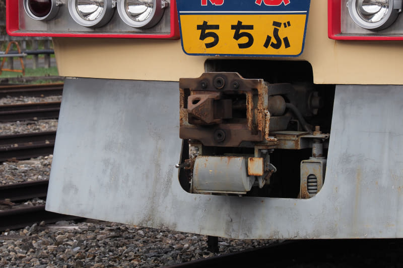 連結器。左は5000系レッドアロー、右が001系Laview