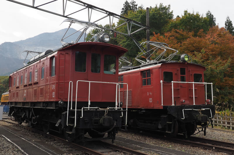 E52（ED12）※写真手前 奥はE61（ED11）