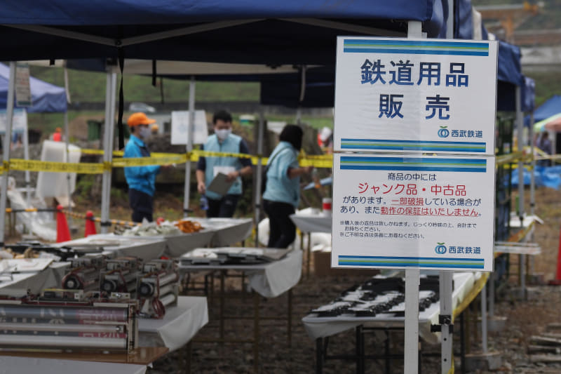来場者のソーシャルディスタンスは枕木1本おき。車両基地らしい目安だ