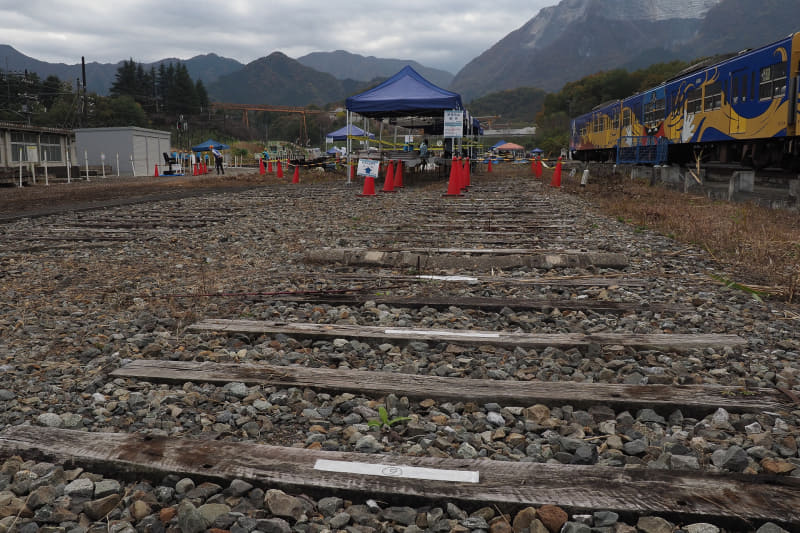 来場者のソーシャルディスタンスは枕木1本おき。車両基地らしい目安だ