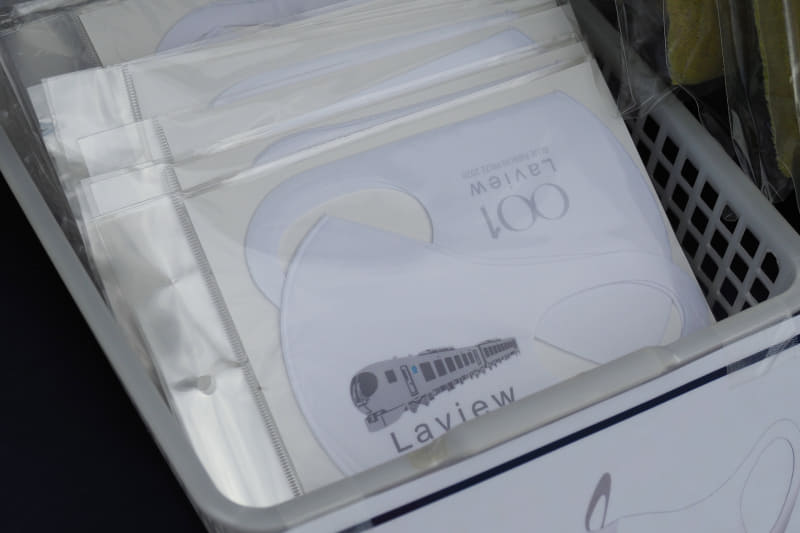 01系Laviewのグッズの充実。なかでもネクタイとピンのセットはブルーリボン賞受賞記念のものだ