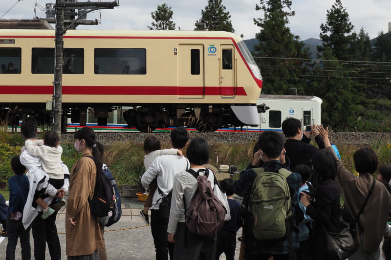 特別運行した「レッドアロークラシック」は会場からも走行風景を楽しめた