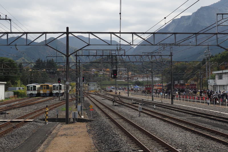 車両基地と隣接した横瀬駅のホームからも会場は見えたがブルーリボン賞の車両は見えなかった