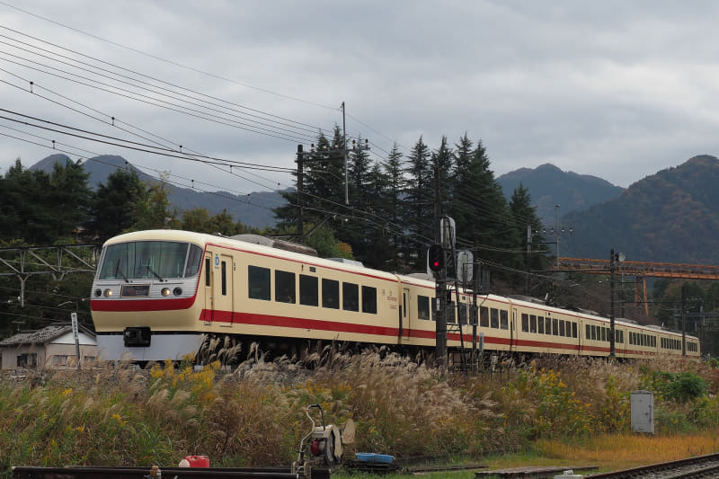 イベント当日特別運行した「レッドアロークラシック」（写真は会場内から）