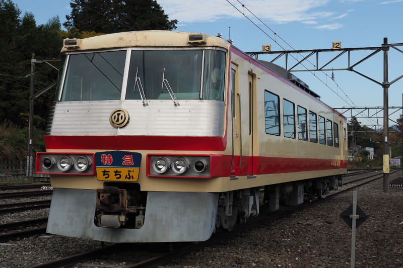 前面窓下部のアルミ板も含め、レッドアロークラシックのカラーは今回展示されたオリジナルの「5000系レッドアロー」をよく再現していることを改めて感じさせる