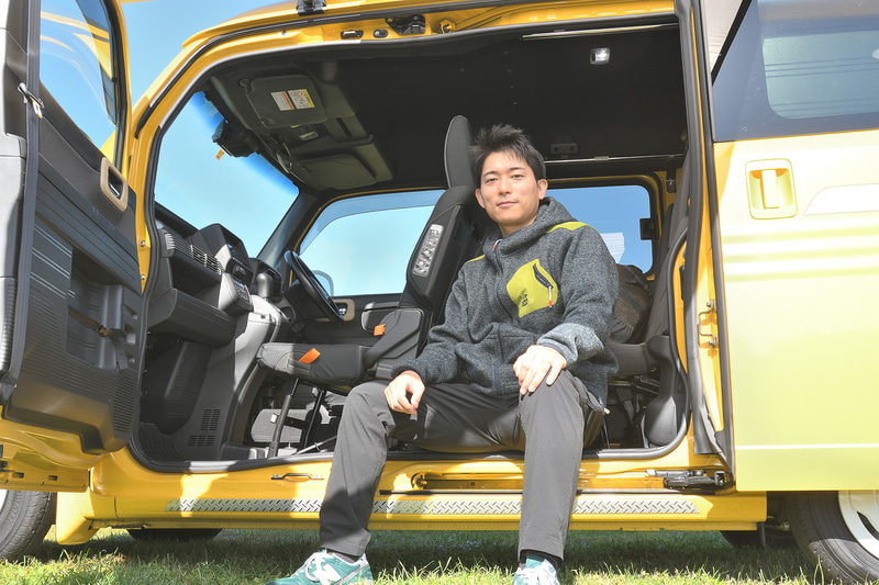クルマの使い勝手を吟味する風景写真家の今浦友喜さん。美しい一瞬を求めて車中泊をしながら全国を駆け巡る。助手席側が広く開口するのもN-VANの特徴