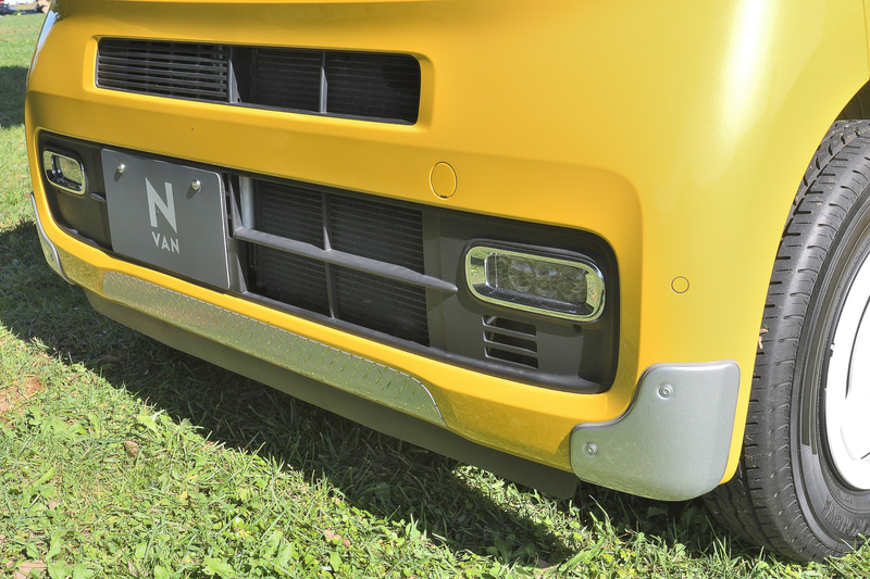 「バンパーコーナーガーニッシュ」はタフなアウトドアのイメージ