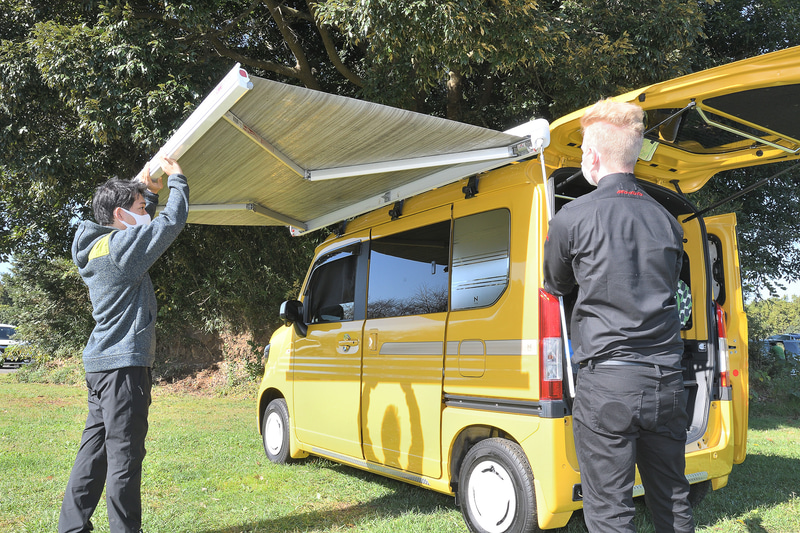 サイドオーニングを広げて……