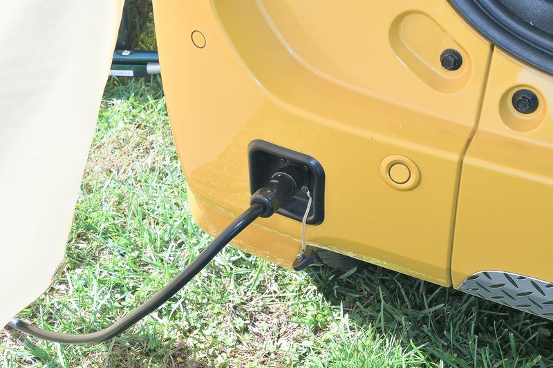 テールバンパーに付いた「外部電源入力キット」。エンジン停止中の車内でAC100Vの家電が使える