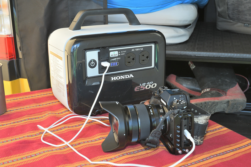 車中泊にはポータブル電源もお勧め。ホンダ「E500」はカメラやスマホはもちろん、合計500Wまでの家電を接続できる